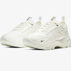 Nike TC 7900 in Sail/Black/Sail